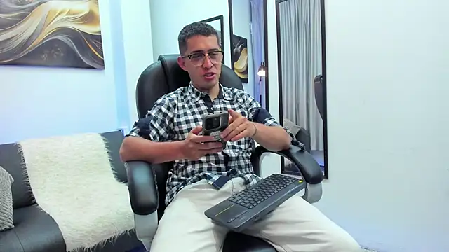 Tommas Jhonson online show from April 8, 3:50 am