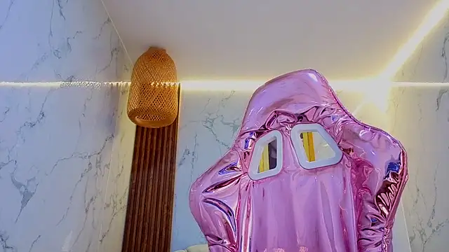 Amelia Cooper s online show from April 18, 8:20 pm