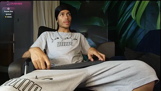 Snapshot of ItsZairen chatting on February 10, 3:54 am ItsZairen online show from February 10, 3:54 am