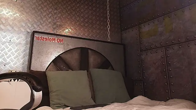 Snapshot of ItsZairen chatting on February 12, 3:45 am ItsZairen online show from February 12, 3:45 am