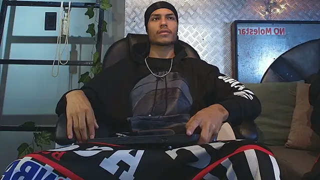 Snapshot of ItsZairen chatting on February 13, 3:35 am ItsZairen online show from February 13, 3:35 am