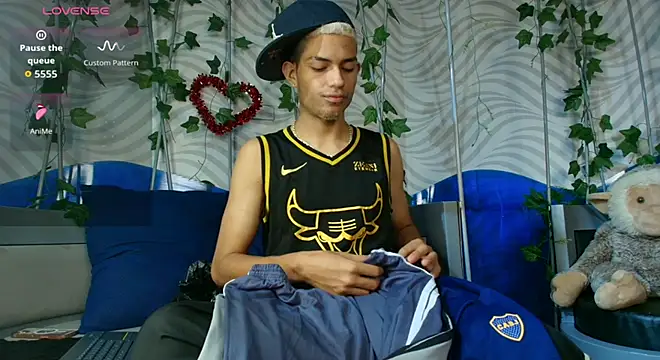 Snapshot of ItsZairen chatting on February 25, 3:16 am ItsZairen online show from February 25, 3:16 am