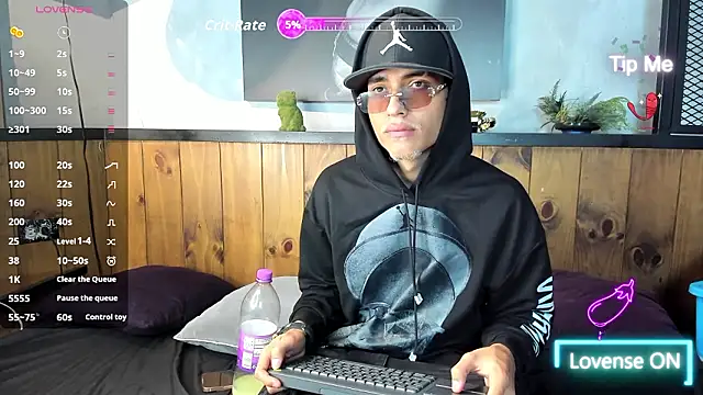 Snapshot of ItsZairen chatting on March 1, 7:54 am ItsZairen online show from March 1, 7:54 am