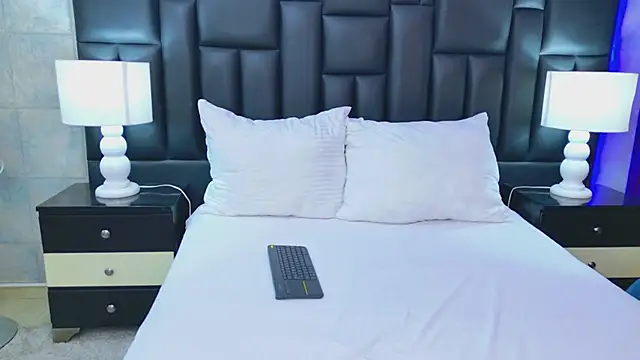 LaurenHazell online show from April 8, 3:28 am