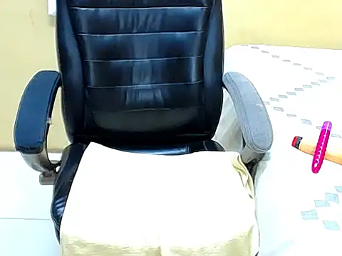 Snapshot of BubblyIvyxxx chatting on February 20, 6:37 am BubblyIvyxxx online show from February 20, 6:37 am