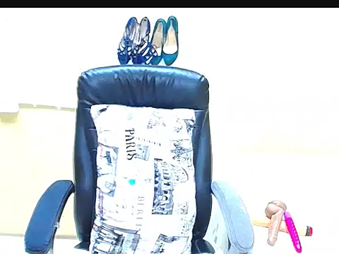 Snapshot of BubblyIvyxxx chatting on February 23, 6:44 am BubblyIvyxxx online show from February 23, 6:44 am