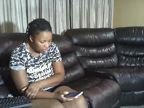 Snapshot of Caramel-Diva chatting on February 21, 1:28 am Caramel-Diva online show from February 21, 1:28 am