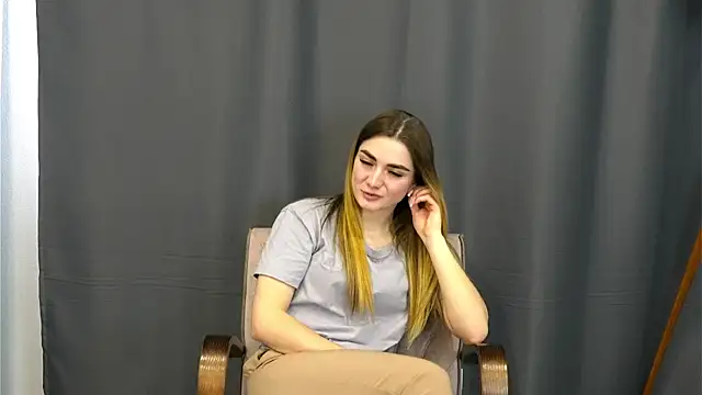 Snapshot of CharaVaz chatting on February 8, 7:56 am CharaVaz online show from February 8, 7:56 am