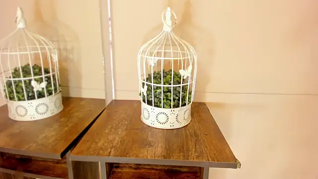 luna bradley  online show from April 13, 12:21 pm