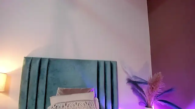 Snapshot of AndraCyruss chatting on February 21, 12:22 am AndraCyruss online show from February 21, 12:22 am