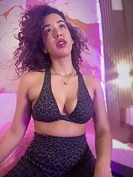 Woo isDaphne online show from March 25, 11:00 pm