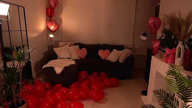 Snapshot of MissBlondz chatting on February 15, 9:55 pm MissBlondz online show from February 15, 9:55 pm