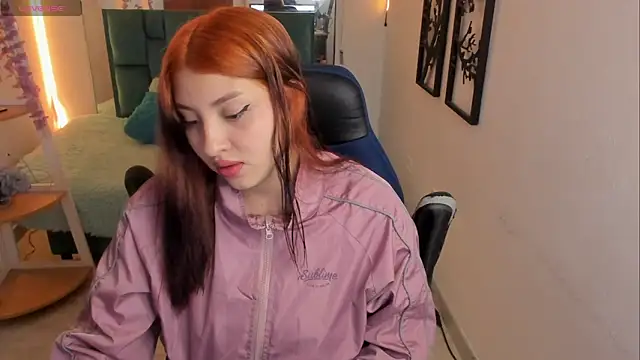 Snapshot of bloom_winxx chatting on February 24, 3:04 am bloom winxx online show from February 24, 3:04 am