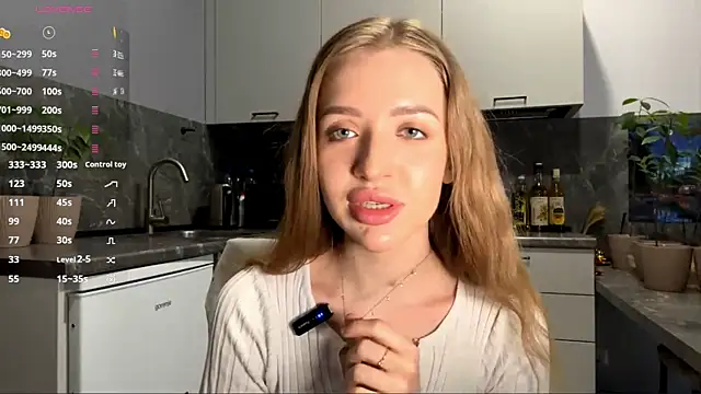 Snapshot of BeaCazin chatting on February 19, 6:42 am BeaCazin online show from February 19, 6:42 am