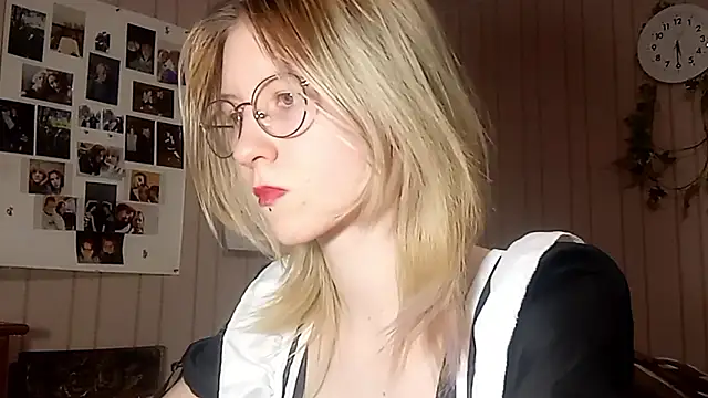 Snapshot of RunawayBr1de chatting on February 14, 2:25 pm RunawayBr1de online show from February 14, 2:25 pm