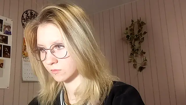 Snapshot of RunawayBr1de chatting on February 24, 3:10 pm RunawayBr1de online show from February 24, 3:10 pm