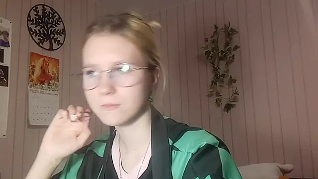 Snapshot of RunawayBr1de chatting on February 25, 3:10 pm RunawayBr1de online show from February 25, 3:10 pm