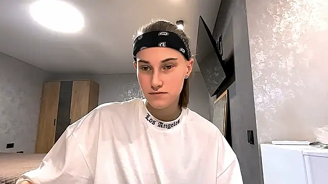 DannieColla online show from March 17, 12:08 pm