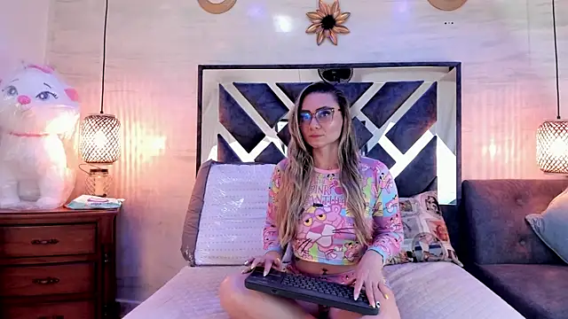 Snapshot of annie_vega17_ chatting on April 19, 1:27 am annie vega17 online show from April 19, 1:27 am