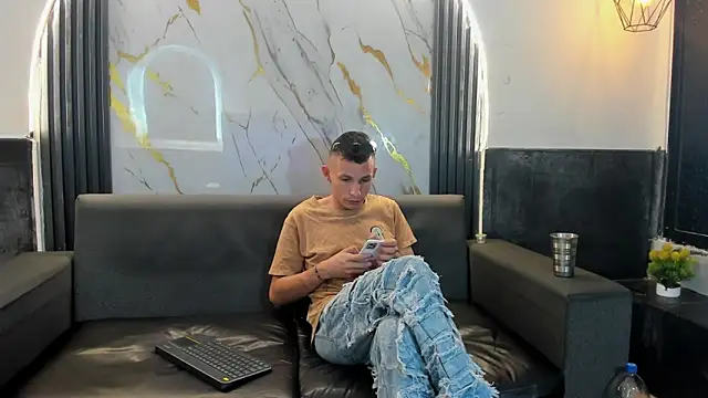 Isaak 26 online show from March 29, 7:25 pm