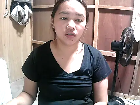 Snapshot of Cloudette_17 chatting on February 23, 3:37 am Cloudette 17 online show from February 23, 3:37 am