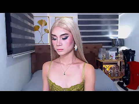 Snapshot of JuicyCockThea chatting on June 16, 10:51 am JuicyCockThea online show from June 16, 10:51 am