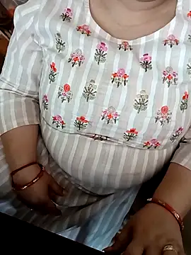 Snapshot of Simran_008 chatting on April 8, 6:13 am Simran 008 online show from April 8, 6:13 am