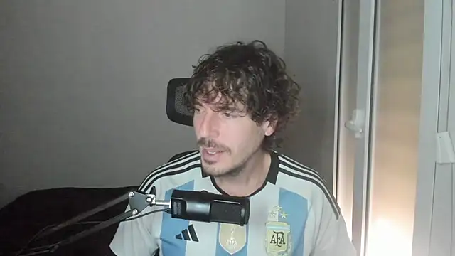 Snapshot of joaquin420_hot chatting on February 19, 10:11 am joaquin420 hot online show from February 19, 10:11 am