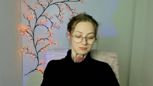 Esmi Winter online show from April 3, 5:55 pm