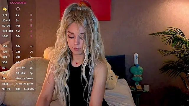 Snapshot of Sonya-Love chatting on May 12, 8:28 pm Sonya-Love online show from May 12, 8:28 pm