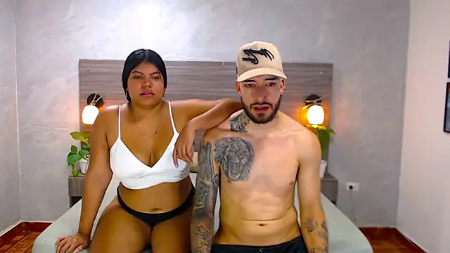 Snapshot of Paulina_And_Tayron chatting on February 13, 7:10 pm Paulina And Tayron online show from February 13, 7:10 pm