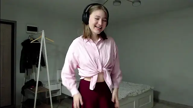 Snapshot of Mirrrra1 chatting on February 14, 9:11 pm Mirrrra1 online show from February 14, 9:11 pm