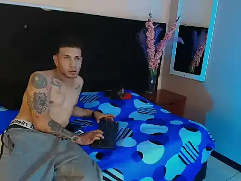 Snapshot of thonixxandluna chatting on February 18, 8:27 pm thonixxandluna online show from February 18, 8:27 pm