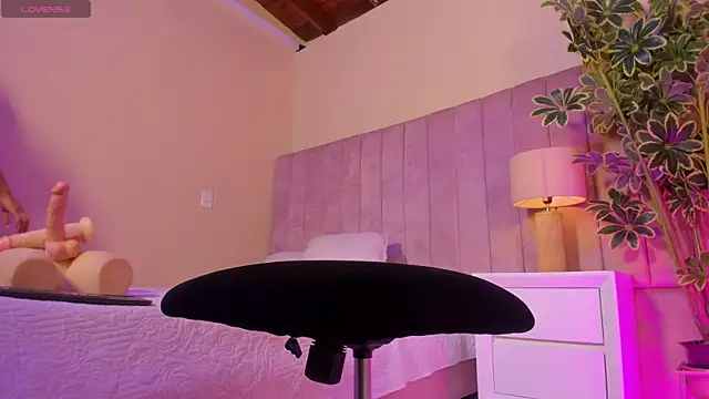 Ashley Beaomunt online show from April 15, 11:17 am