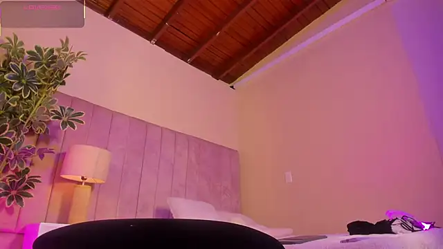 Ashley Beaomunt online show from April 17, 11:13 am