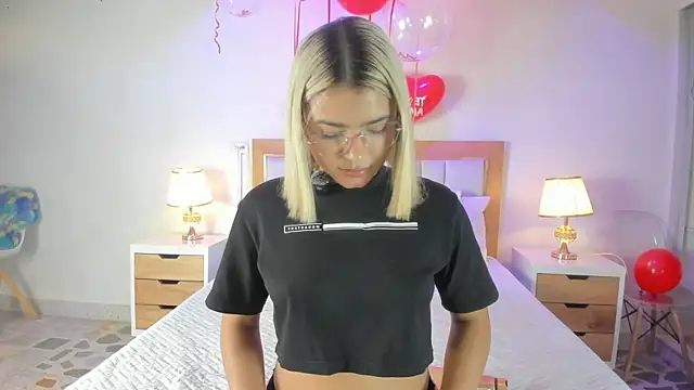 Snapshot of Bunny_Blush1 chatting on February 16, 7:10 pm Bunny Blush1 online show from February 16, 7:10 pm