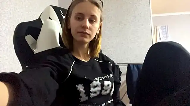 Snapshot of Sweety_Burger chatting on February 18, 4:14 pm Sweety Burger online show from February 18, 4:14 pm