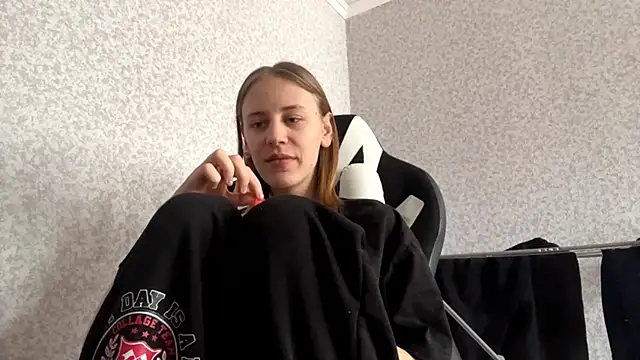 Snapshot of Sweety_Burger chatting on February 25, 12:04 pm Sweety Burger online show from February 25, 12:04 pm