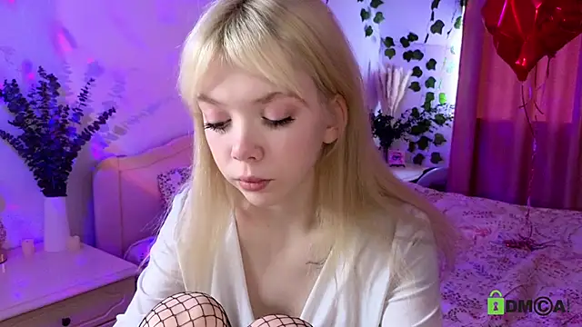 Snapshot of Rochelle_kitty chatting on May 10, 1:16 pm Rochelle kitty online show from May 10, 1:16 pm