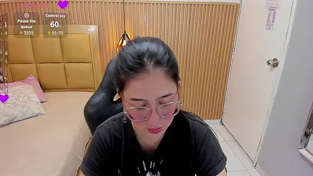 SAMANTHAFIORE1 online show from February 18, 12:45 pm