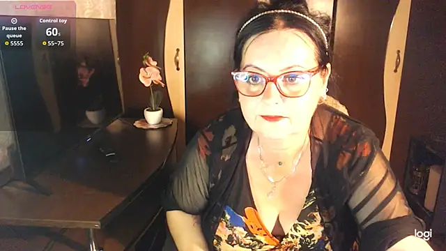 Snapshot of exiMIlf chatting on June 30, 5:14 pm exiMIlf online show from June 30, 5:14 pm
