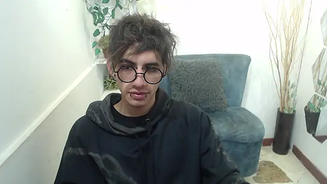 Snapshot of AaronBeer_ chatting on February 24, 11:41 am AaronBeer online show from February 24, 11:41 am