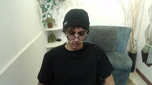 Snapshot of AaronBeer_ chatting on February 26, 11:42 am AaronBeer online show from February 26, 11:42 am