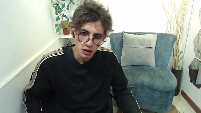 Snapshot of AaronBeer_ chatting on March 2, 12:01 pm AaronBeer online show from March 2, 12:01 pm