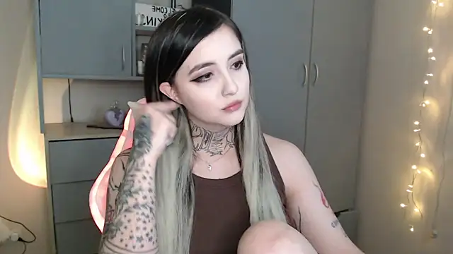 Snapshot of Rin_Tozier chatting on February 14, 11:45 pm Rin Tozier online show from February 14, 11:45 pm