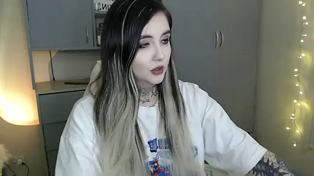 Snapshot of Rin_Tozier chatting on February 17, 12:51 am Rin Tozier online show from February 17, 12:51 am