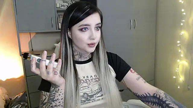 Snapshot of Rin_Tozier chatting on February 25, 12:42 am Rin Tozier online show from February 25, 12:42 am