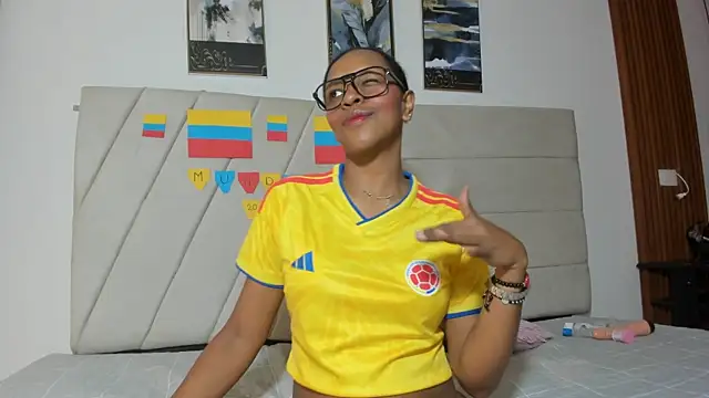Snapshot of samaraa_smith1 chatting on July 7, 12:20 pm samaraa smith1 online show from July 7, 12:20 pm
