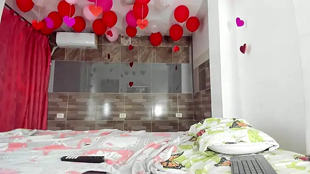 Snapshot of violett_laraa chatting on February 20, 8:31 pm violett laraa online show from February 20, 8:31 pm