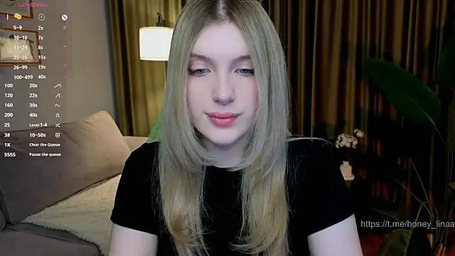 Snapshot of honey_kors chatting on May 4, 4:47 pm honey kors online show from May 4, 4:47 pm